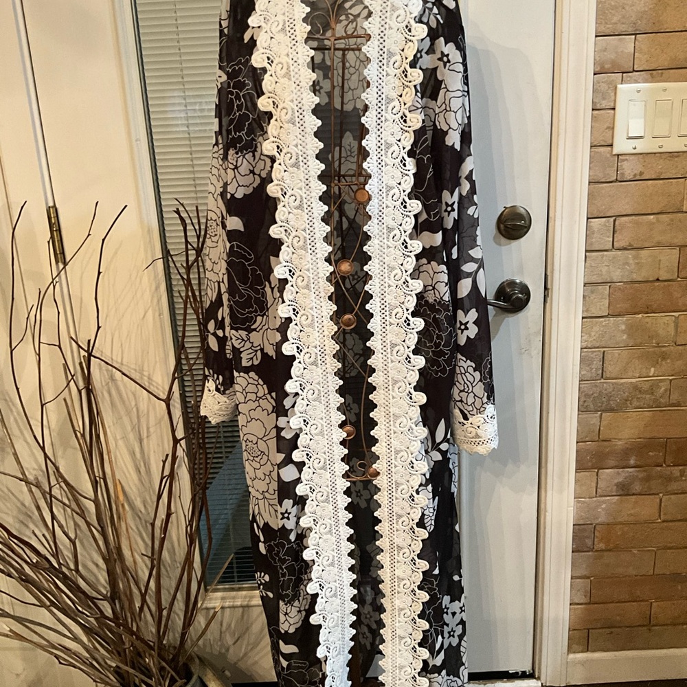 Source Unknown Black and White Floral kimono with added lace details